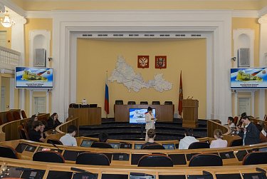 Молодежь занимает кресла депутатов